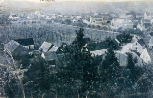Pohlednice s názvem Pribenz (nedatováno, do roku 1945) - pohled na vesnici z kopce Kobyla, od Mukoděl. Dole je vidět chmelnice - dříve tam byl rybník, a pod kostelem mlýn. Zdroj: Artur Dýzl