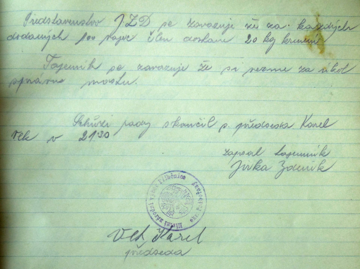 Předseda JZD se zavazuje, že za každých 100 ks dodaných vajec člen dostane 20 kg krmení, tajemník si bere úkol správy mostu, zdroj: SOkA Louny