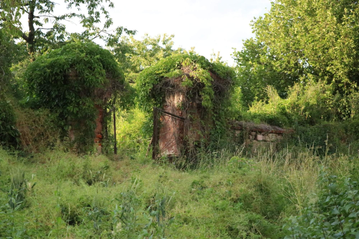 Pohled na vstupní bránu na hřbitov, foceno směr od kostela, červenec 2020, zdroj: Anna Šimralová