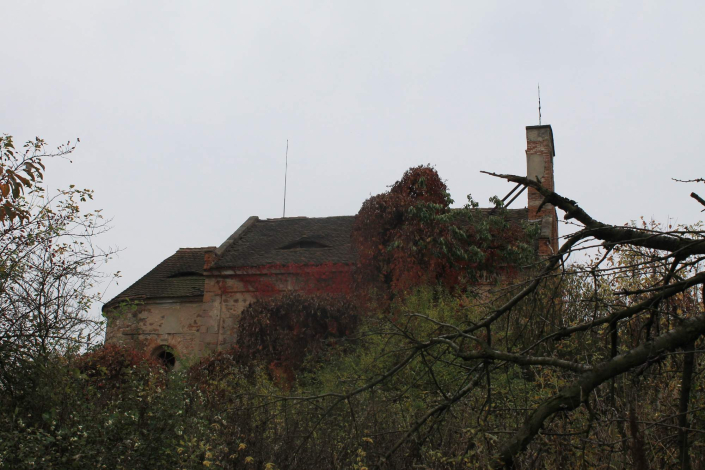 Hřbitov a kostel v Přibenicích, podzim 2015, zdroj: Anna Šimralová