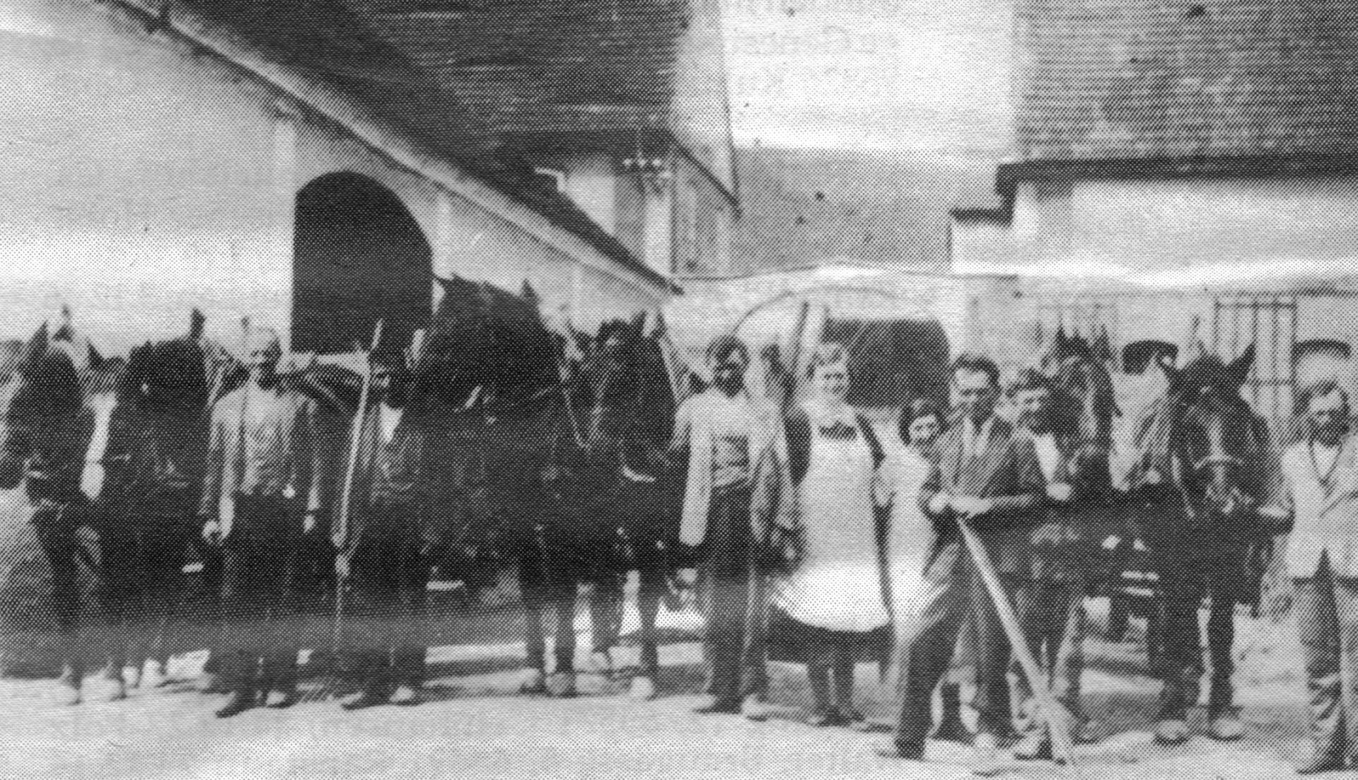 Tři členové rodiny Schuh před branou svého statku v Přibenicích /Pschibenz/, rok 1937, zdroj: Heimatstube Podersam – Jechnitz in Kronach