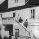 Fotografie z Přibenic (Pschibenz) - památník Hanse Kudlicha na statku rodiny Schuh, rok 1924, zdroj: Heimatstube Podersam - Jechnitz in Kronach