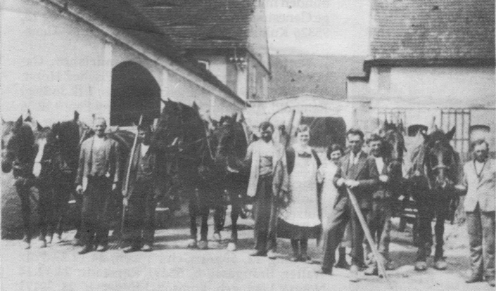 Tři členové rodiny Schuh před branou svého statku v Přibenicích /Pschibenz/, rok 1937, zdroj: Heimatstube Podersam – Jechnitz in Kronach