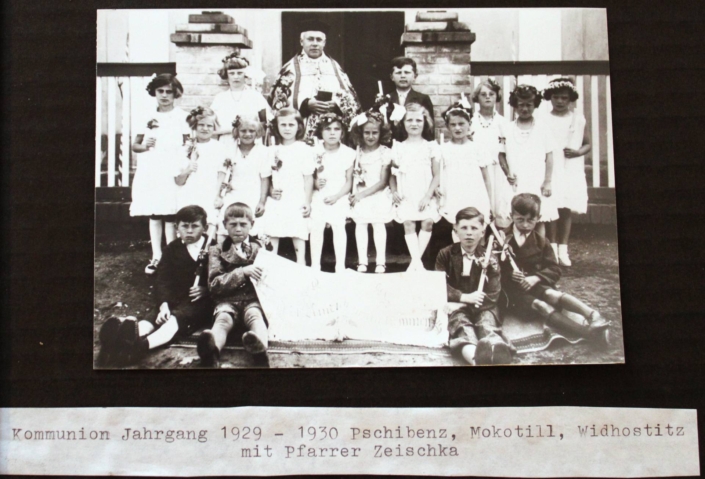Svaté přijímání, ročníky 1929 - 1930 pro Přibenice, Mukoděly, Vidhostice s farářem Zeischka, zdroj: Heimatstube Podersam – Jechnitz in Kronach